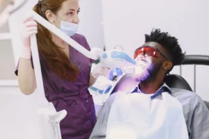 Klinik tipi diş beyazlatma uygulaması yapılan hasta