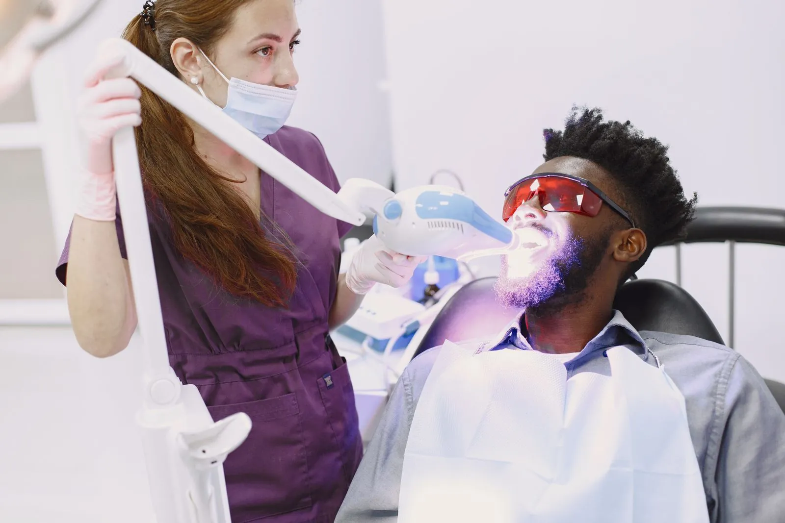 Klinik tipi diş beyazlatma uygulaması yapılan hasta