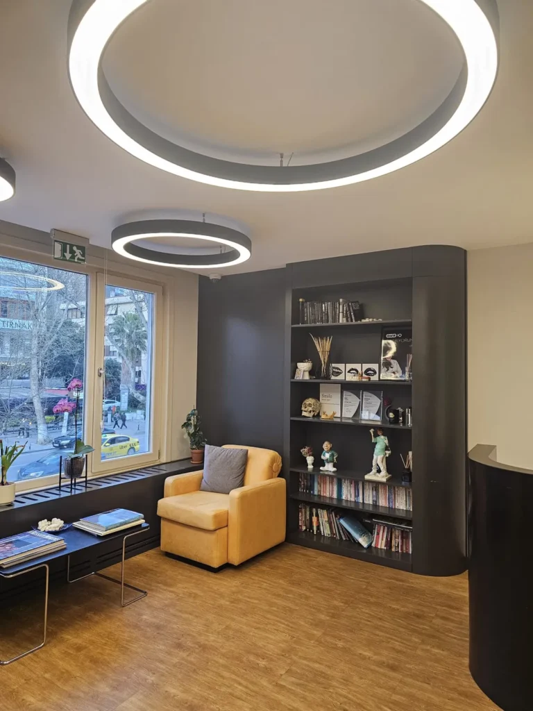 Diş kliniği kitaplıklı dinlenme köşesi, Caddebostan Kadıköy