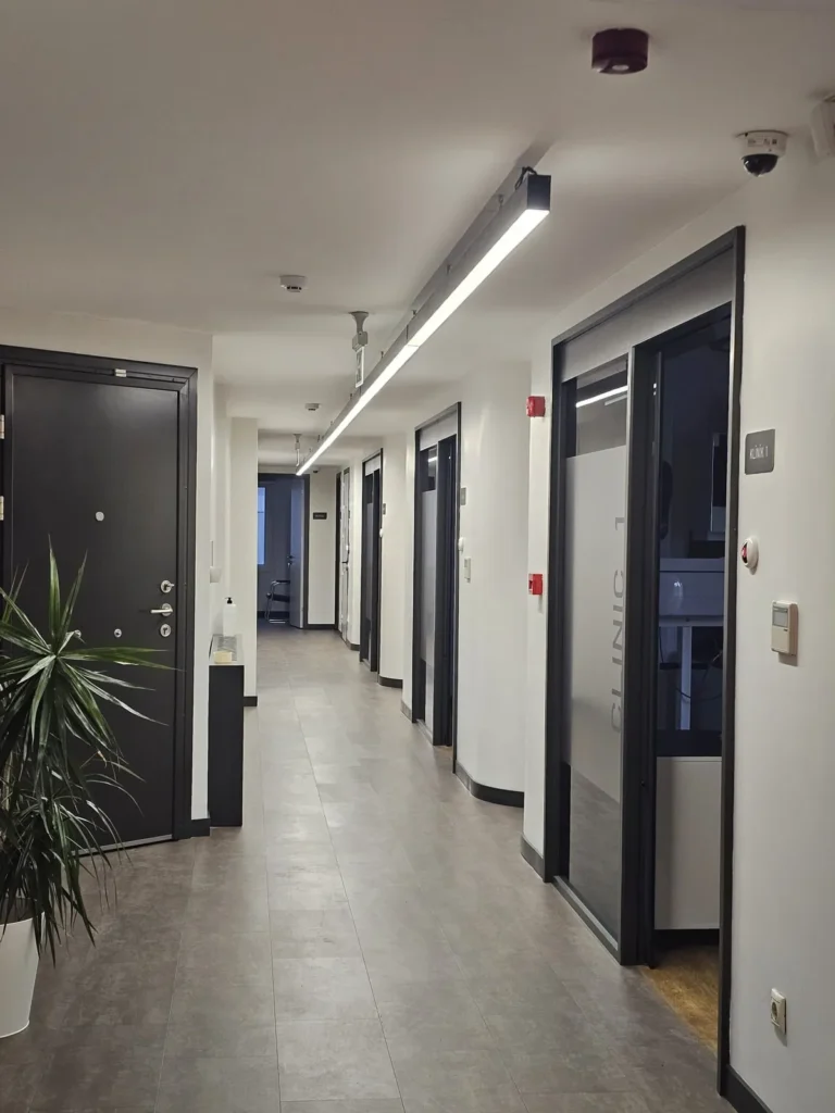 Diş kliniği giriş kapısı ve koridoru, Bağdat Caddesi Caddebostan Kadıköy