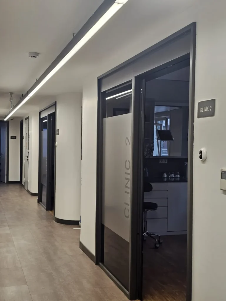 Diş kliniği iç mekânı ve tedavi odası kapısı, Caddebostan Kadıköy