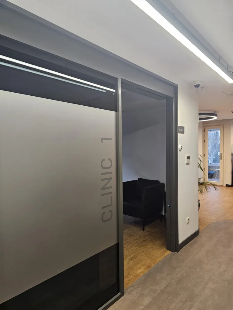 Diş kliniği Klinik 1 tedavi odası kapısı, Kadıköy Caddebostan