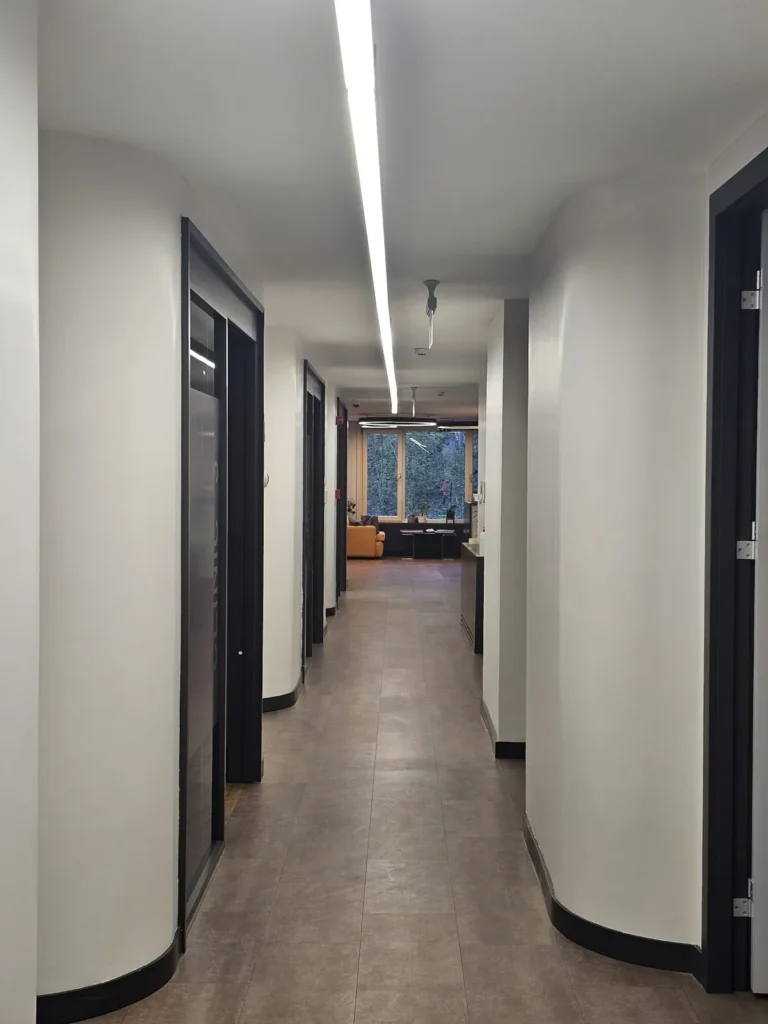 Diş kliniği aydınlık koridoru, Caddebostan Kadıköy